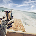 © Daniel Krasoń | stock.adobe.com | (Close up of mooring rope on the boat that is sailing on the see)