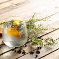 © Igor Normann | stock.adobe.com | (Gin tonic cocktail with lemon, juniper branch, and ice)