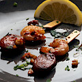 © Comugnero Silvana | stock.adobe.com | (Brocheta de langostino con chorizo)
