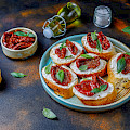 © azerbaijan_stockers | freepik.com | (Italian sandwiches - bruschetta with cheese, dry tomatoes and basil)
