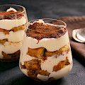 © O.B. | stock.adobe.com | (Homemade tiramisu cake in glasses, italian dessert.)