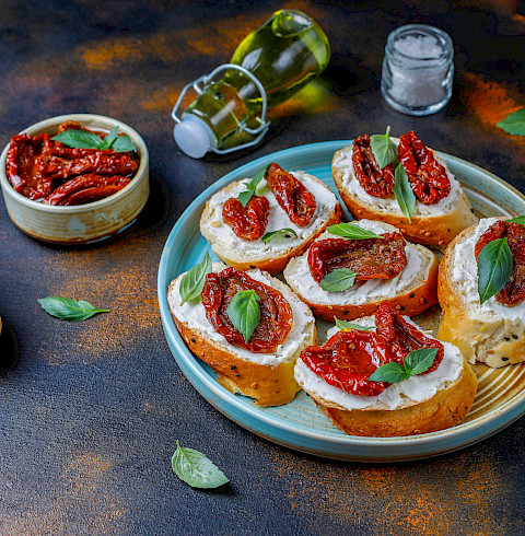 Edevedka, Gin, Handcrafted Gin, Rezepte, Date Night, Rezepte für zwei, Dinnerrezepte, Ein Abend fuer Zwei, Bruschetta mit Ofentomaten, Italienisches Essen