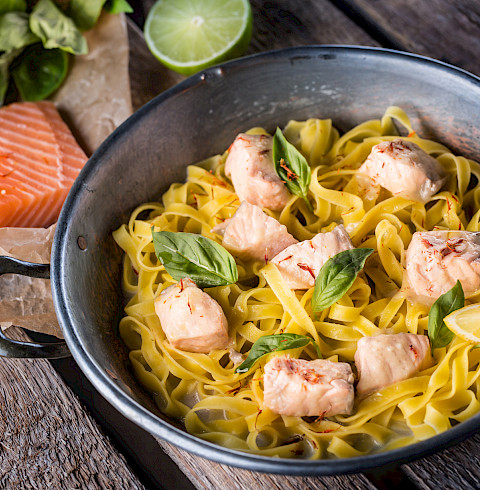 Edevedka, Gin, Handcrafted Gin, Rezepte, Date Night, Rezepte für zwei, Dinnerrezepte, Ein Abend fuer Zwei, Italienisch, Zitronen-Lachs-Pasta, Pappardelle mit Lachs-Zitronen-Sahnesoße, Pasta al salmone e limone